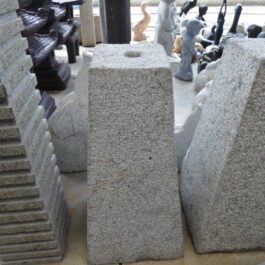 Granieten kolom pyramide geboord